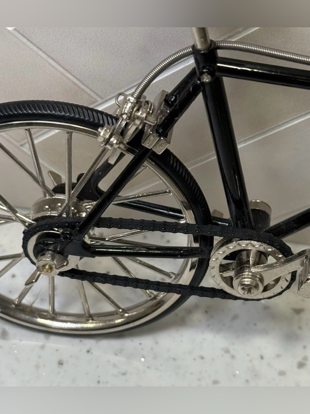 Miniature 7.5" Road Bicycle Model - Working
Parts, Detailed Metal Replica 1:10 - Picture 8 of 12